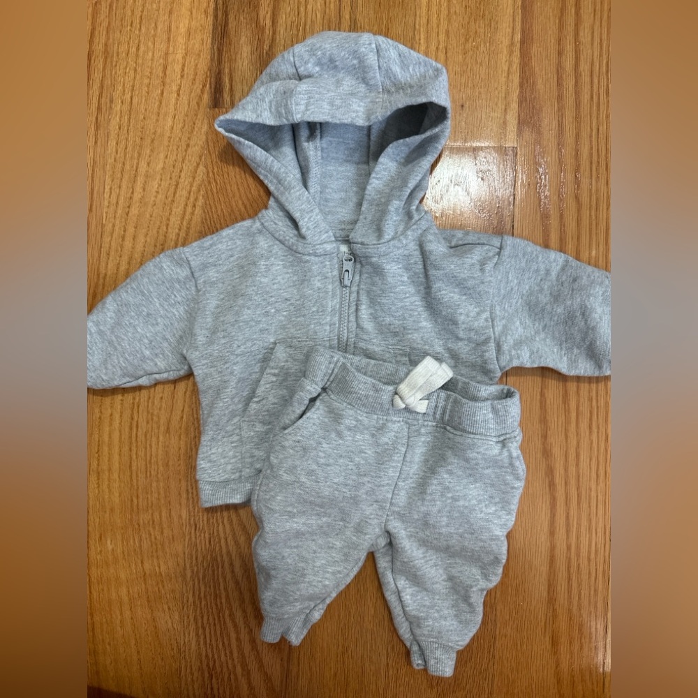 Little Planet by Carter’s Organic Sweat Set – Size Newborn (VGUC)